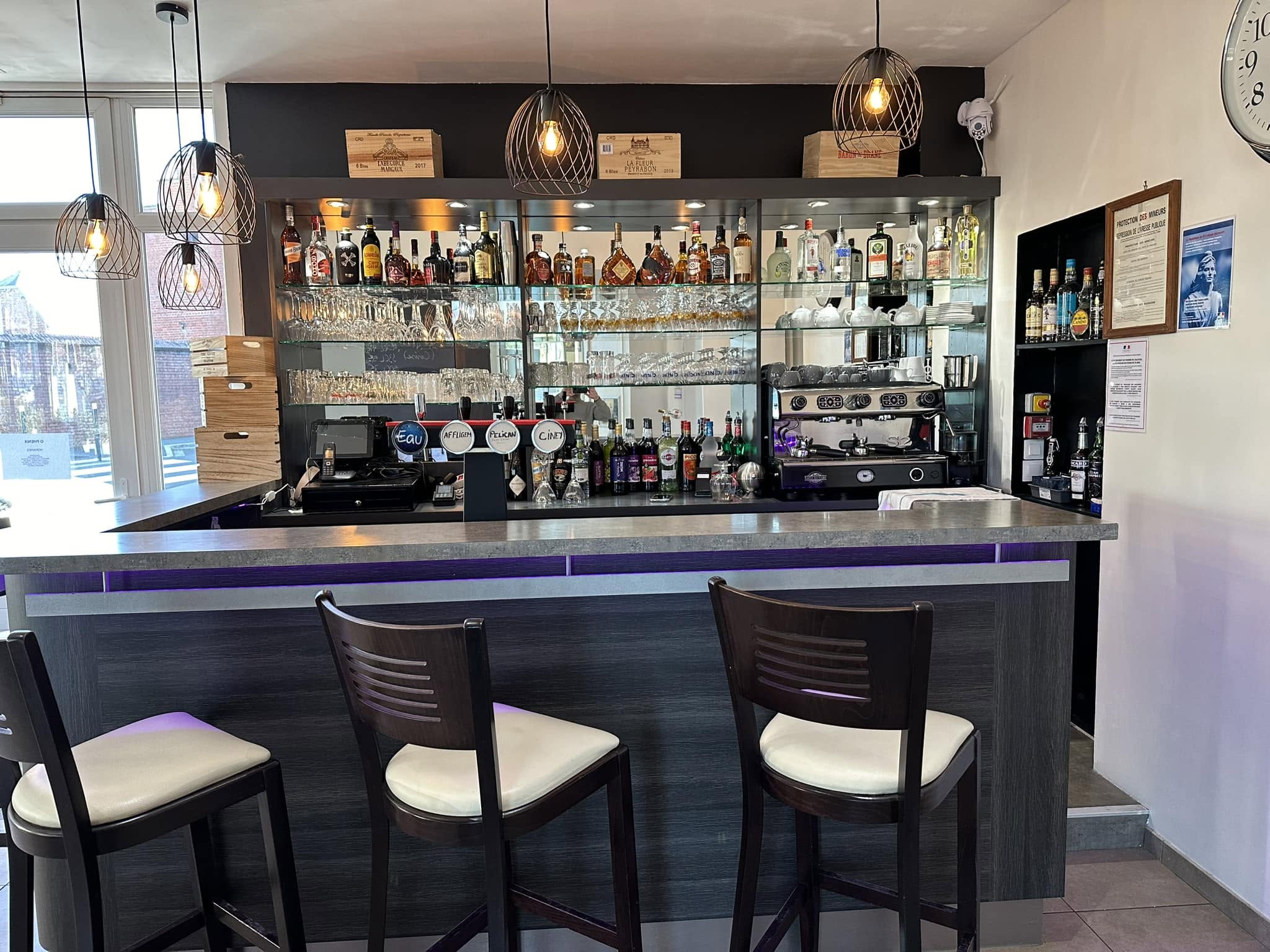 le coin bar et ses tabourets sur lesquels vous pouvez mangez sur le pouce ou profiter d'un bon cocktail